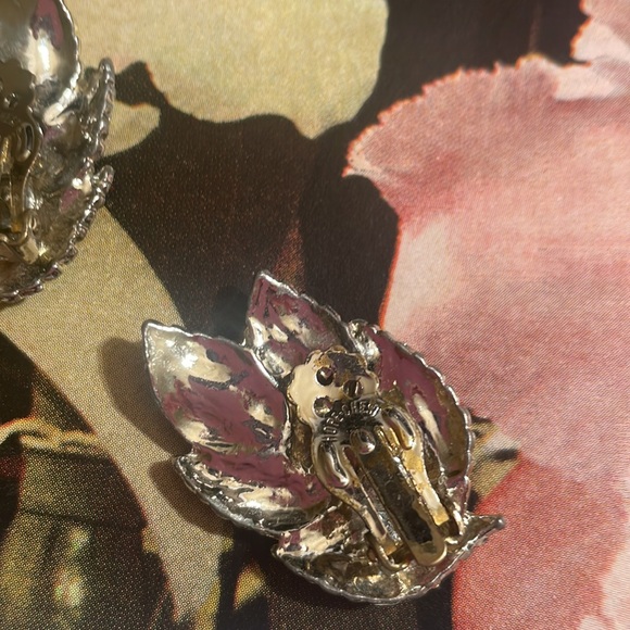 VINTAGE 1960’s “HOPE CHEST” LEAF 🍁 TEXTURED SILVER TONE CLIPON EARRINGS, Signed - Picture 5 of 5